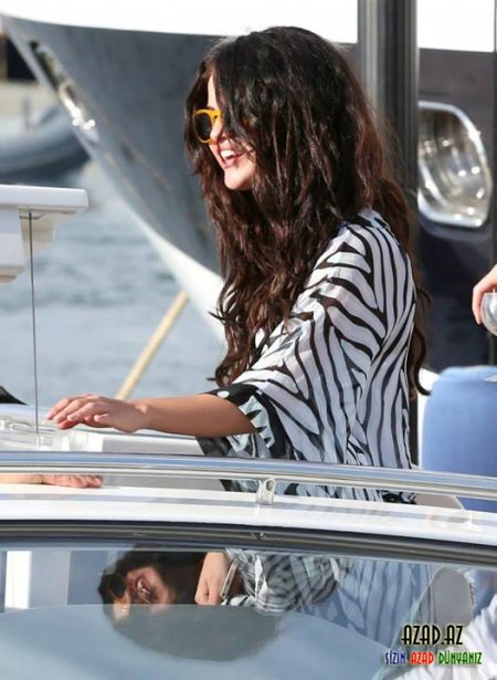 Selena Gomez dostları ilə istirahətdə - Foto