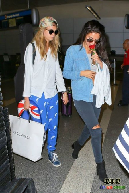 Selena və Cara Develinge LAX havalimanından ayrılarkən
