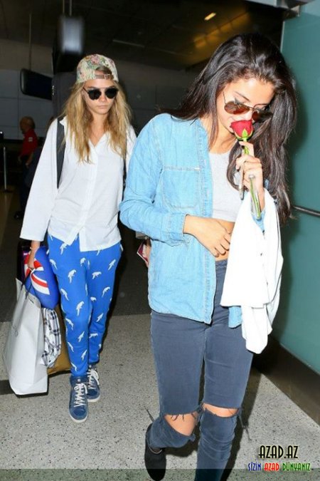 Selena və Cara Develinge LAX havalimanından ayrılarkən