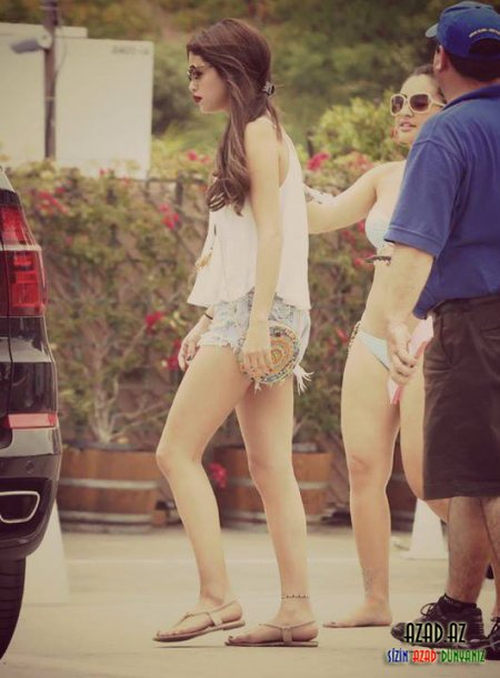 Selena Gomez dəniz kənarında görüntüləndi