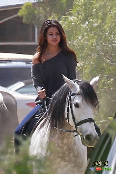 Selena Gomez at sürərkən görüntülənib - Foto
