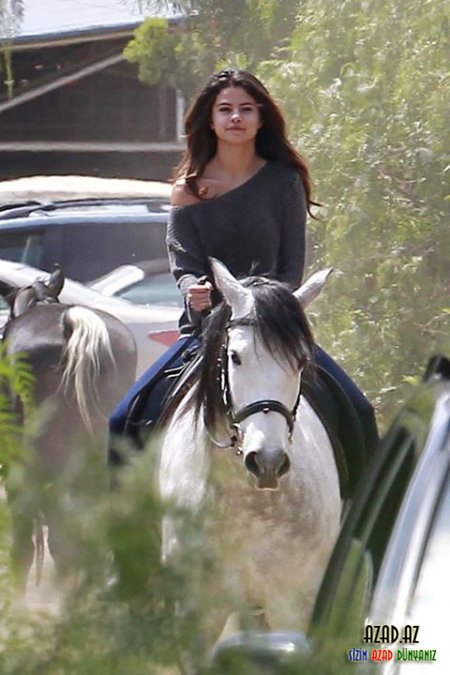 Selena Gomez at sürərkən görüntülənib - Foto