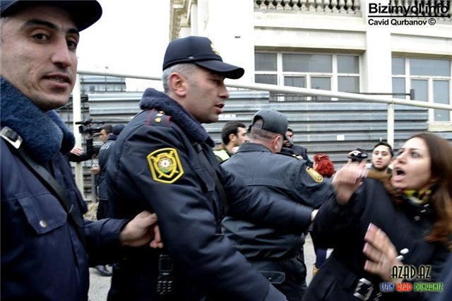 Polislərlə "Sovetski" sakinləri arasında qanlı toqquşma oldu - Video