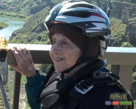 Qadın 102 yaşını paraşütlə tullanmaqla qeyd etdi (VİDEO)